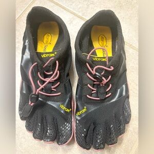 Vibram 18W0701 FiveFingers Black Rose Fitness Training Shoes Size 8.0-8.5 Womens
